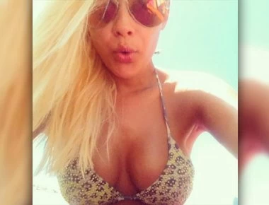 Λάουρα Νάργες: «Άναψε φωτιές» με το αποκαλυπτικό μαγιό της! (φώτο)